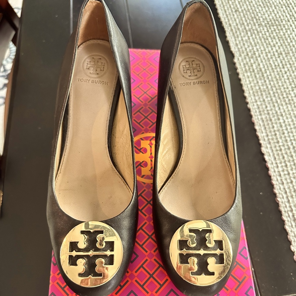 Tory Burch Hope pump; black soft Napa leather